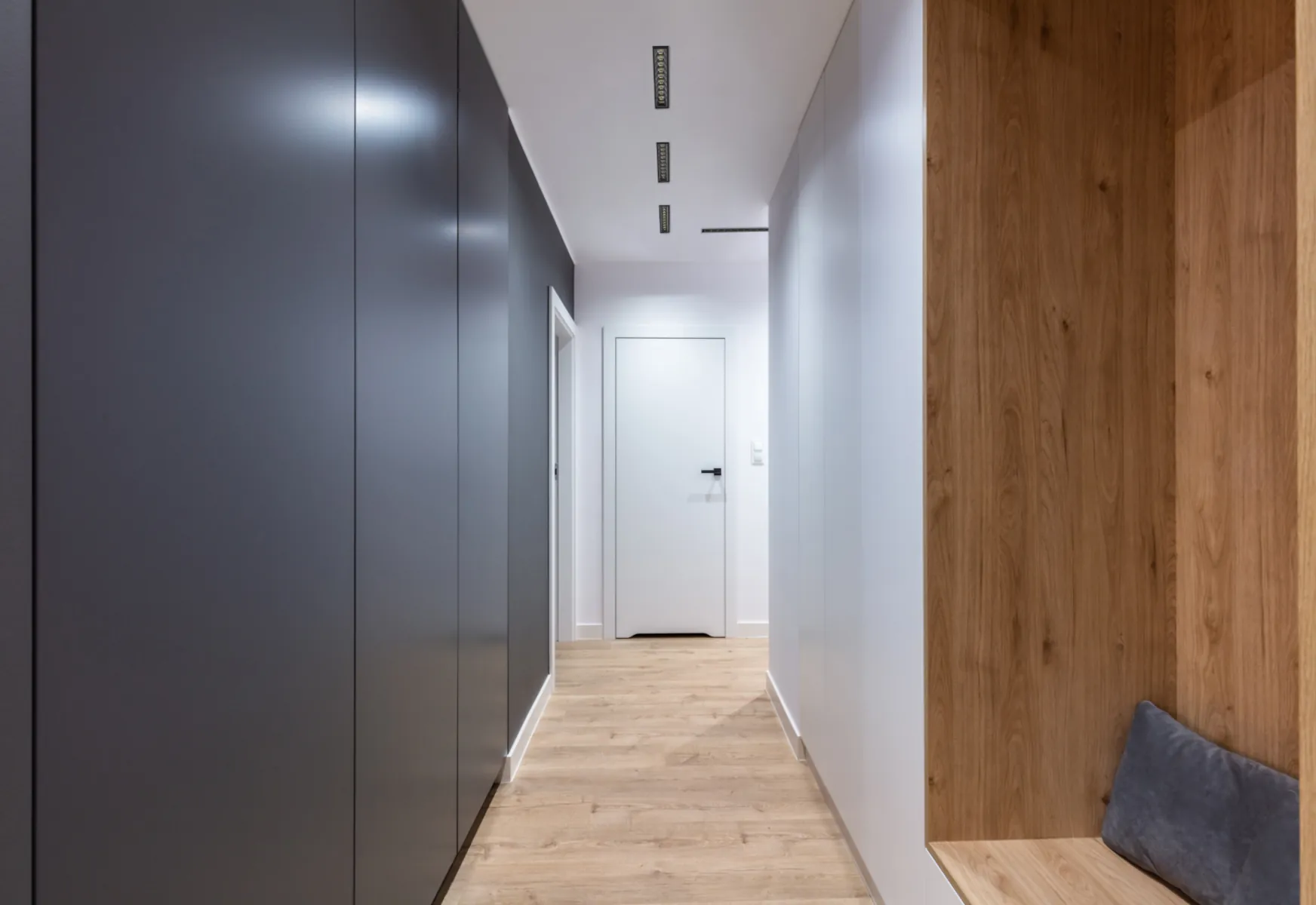 Oświetlenie korytarza: Przyjemne i praktyczne rozwiązania