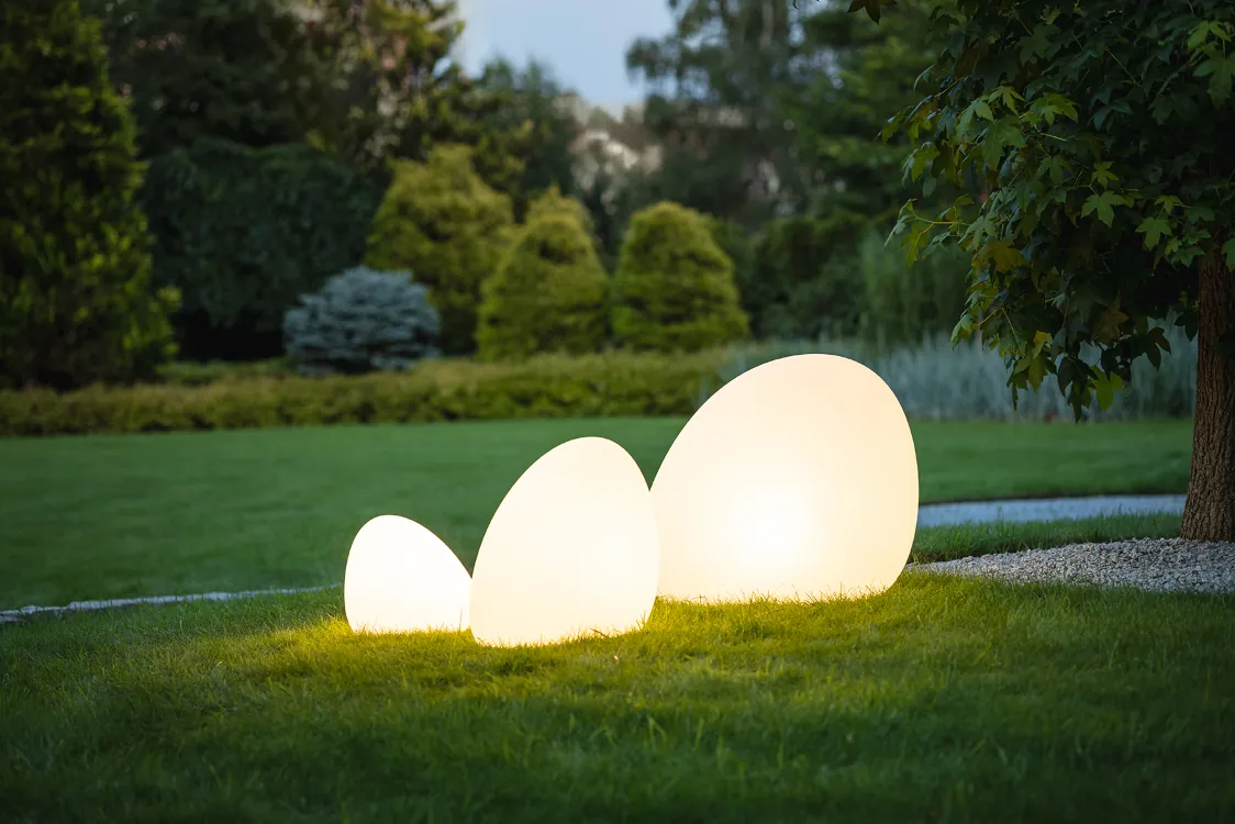 Jaka jest różnica pomiędzy oświetleniem do ogrodu 12V a 230V