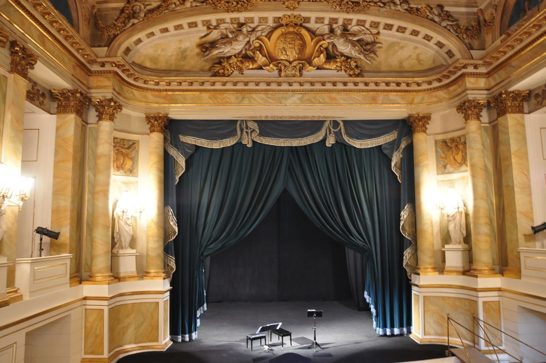 Oświetlenie sceniczne w teatrze: Kreacja nastroju i podkreślenie aktorów